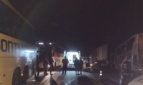 
          Imagem ilustrativa da imagem Motorista morre e 11 ficam feridos em acidente entre ônibus e caminhão no ES
          