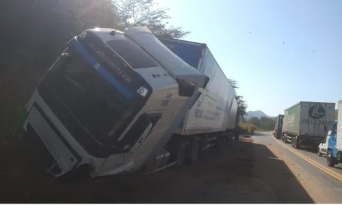 
          Imagem ilustrativa da imagem Motorista morre e duas pessoas ficam feridas após acidente na BR-101 no ES
          