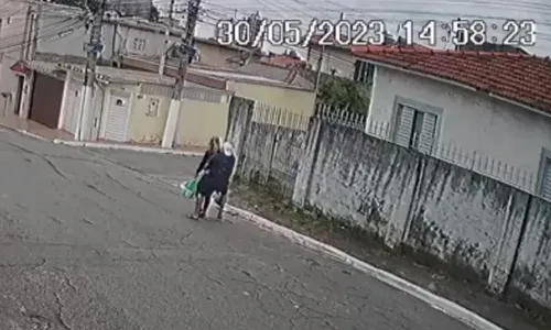 
          Imagem ilustrativa da imagem Mulher é atacada por trás na rua de casa em SP, e vídeo flagra agressor
          