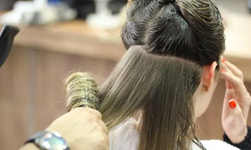 
          Imagem ilustrativa da imagem Mulher é suspeita de roubar cabelo de cadáver para fazer alongamento
          