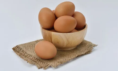 
          Imagem ilustrativa da imagem Mulher fica com rosto queimado após ovo feito no micro-ondas explodir
          