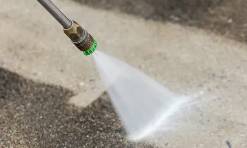 
          Imagem ilustrativa da imagem Mulher morre ao limpar calçada após choque em lavadora de alta pressão
          