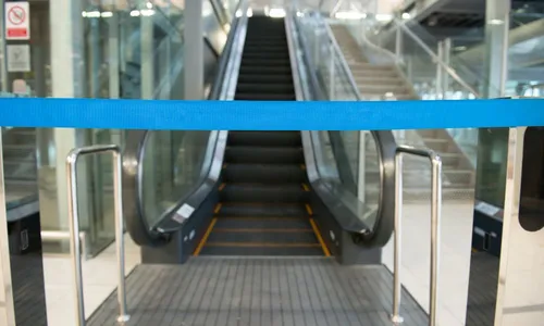 
          Imagem ilustrativa da imagem Mulher prende o pé em escada rolante em aeroporto e tem a perna amputada
          