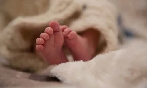 
          Imagem ilustrativa da imagem Mulher que não sabia que estava grávida dá à luz em banheiro de mercado
          