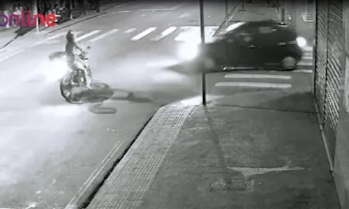 
          Imagem ilustrativa da imagem Mulher sobrevive após ser atropelada e ficar presa sob as rodas do carro
          