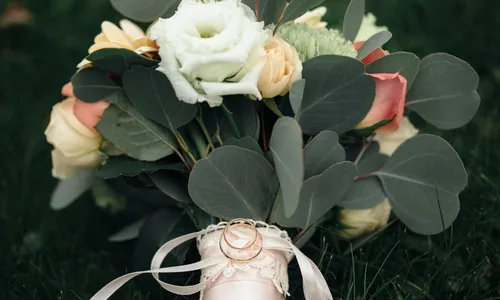 
          Imagem ilustrativa da imagem Mulher tenta matar esposa de ex-namorado com faca escondida em buquê
          