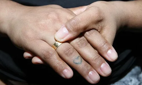 
          Imagem ilustrativa da imagem Mulheres pedem ajuda após descobrir traição
          