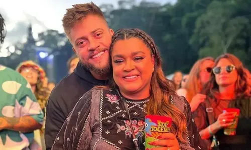 
          Imagem ilustrativa da imagem Mulheres pedem ajuda após descobrir traição
          