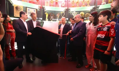 
          Imagem ilustrativa da imagem Museu do Flamengo tem primeiro contrato de Zico e história do Mundial em mangá
          