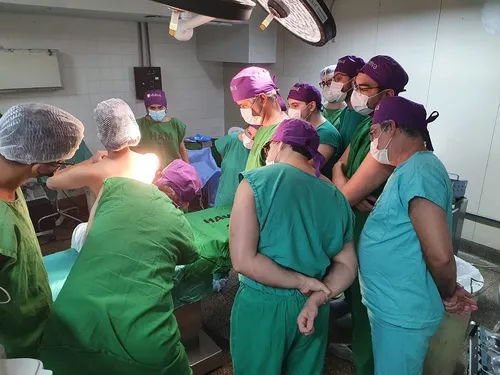 
          Imagem ilustrativa da imagem Mutirão realiza 80 cirurgias gratuitas de implantes mamários em mulheres
          