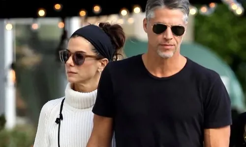 
          Imagem ilustrativa da imagem Namorado de Sandra Bullock morre aos 57 anos
          