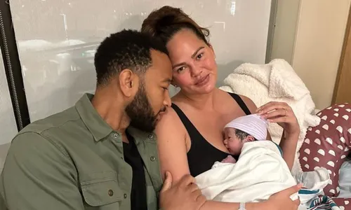 
          Imagem ilustrativa da imagem Nasce o quarto filho de John Legend, por meio de barriga de aluguel
          