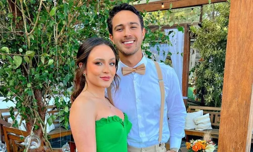 
          Imagem ilustrativa da imagem Noivo de Larissa Manoela defende atriz: "Sempre será livre"
          