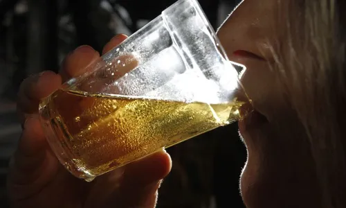 
          Imagem ilustrativa da imagem Nova geração bebe menos e vai mais cedo para casa, diz estudo
          