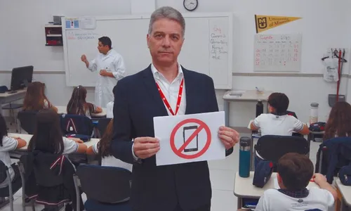 
          Imagem ilustrativa da imagem Novo relatório alerta para prejuízos do celular na escola
          