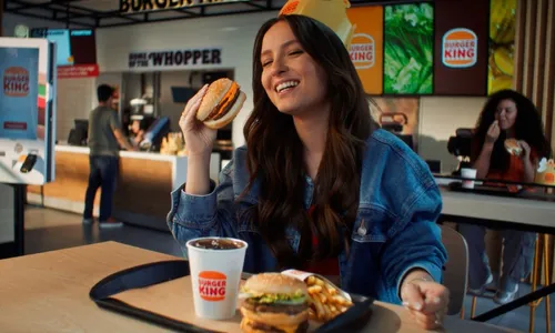 
          Imagem ilustrativa da imagem "O dinheiro é meu" ironiza Larissa Manoela em campanha de restaurante fast-food
          