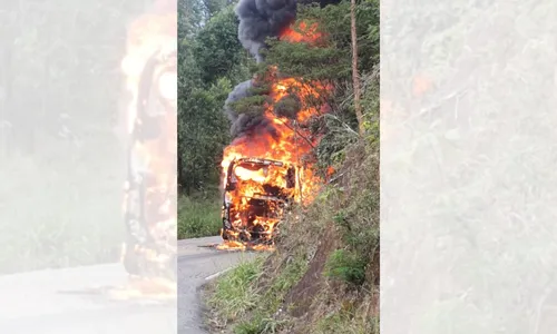 
          Imagem ilustrativa da imagem Ônibus com servidores do Ifes pega fogo a caminho de evento em Guarapari
          