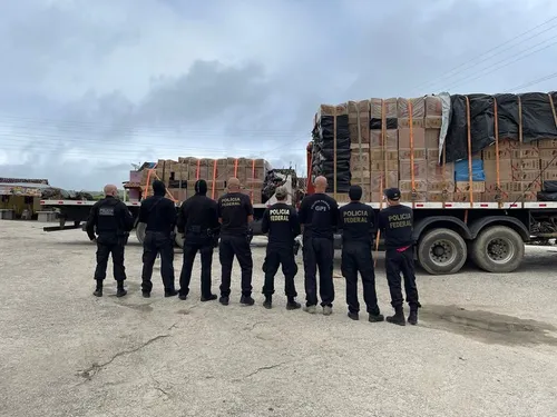 
          Imagem ilustrativa da imagem PF prende dono de depósito de cigarros contrabandeados em Cupira
          