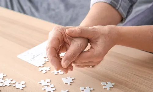 
          Imagem ilustrativa da imagem Paciente gasta com Parkinson até 49% do salário mesmo com tratamento no SUS
          