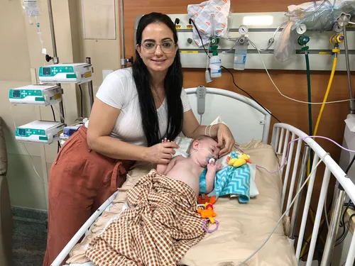 
          Imagem ilustrativa da imagem Pais lutam pelo remédio mais caro do mundo para salvar vida de bebê
          