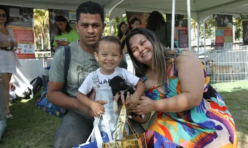 
          Imagem ilustrativa da imagem Paixão à 1ª vista entre famílias e pets em feira de adoção
          