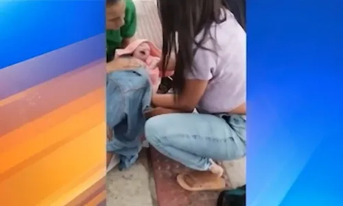 
          Imagem ilustrativa da imagem Passageira dá à luz enquanto aguardava por ônibus no Terminal Itaparica
          