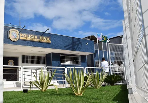 
          Imagem ilustrativa da imagem Passageiro é preso por injúria racial dentro de ônibus de viagem no ES
          