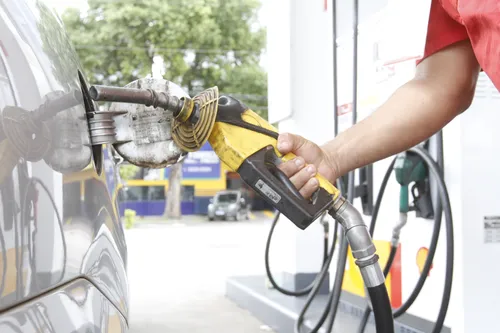 
          Imagem ilustrativa da imagem Petrobras anuncia redução de 4,66% para o preço da gasolina
          