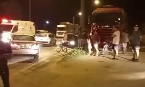 
          Imagem ilustrativa da imagem Pista da BR-101 é liberada após protesto de familiares de jovens desaparecidos
          