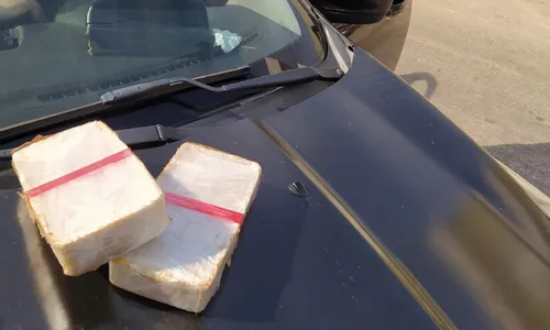 
          Imagem ilustrativa da imagem Polícia apreende carro roubado e descobre drogas escondidas em painel no ES
          