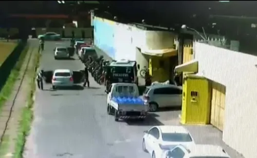 
          Imagem ilustrativa da imagem Polícia desarticula quadrilha especializada em assaltos a bancos e carros-forte
          