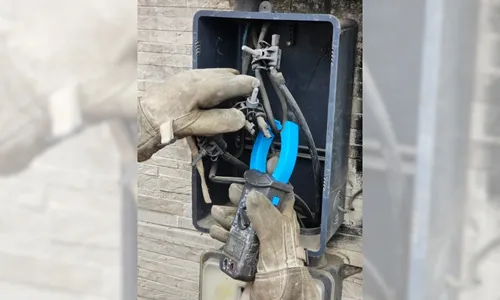 
          Imagem ilustrativa da imagem Polícia descobre "gato" de energia em supermercado da Serra
          