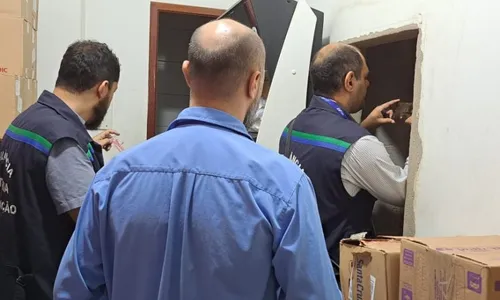 
          Imagem ilustrativa da imagem Polícia descobre sala secreta para esconder remédios e fecha farmácia da Serra
          