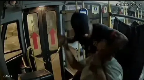 
          Imagem ilustrativa da imagem Polícia prende homem que assaltou motorista dentro de ônibus
          