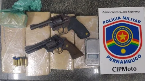 
          Imagem ilustrativa da imagem Polícia prende pai e filho por tráfico de drogas
          