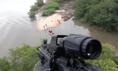 
          Imagem ilustrativa da imagem Policiais fazem buscas por drogas e suspeitos em ilhota de Vitória
          