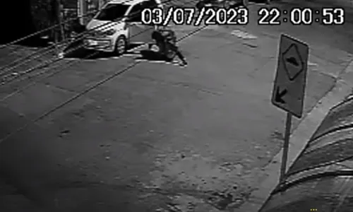 
          Imagem ilustrativa da imagem Policial civil é agredida e baleada com a própria arma durante assalto em SP
          