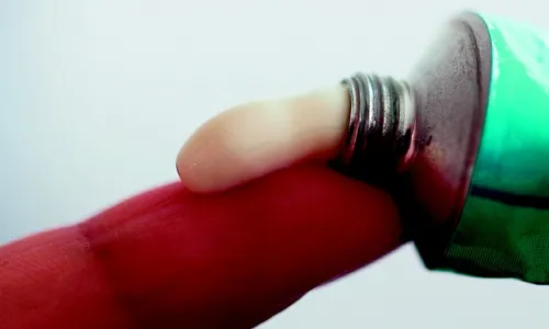 
          Imagem ilustrativa da imagem Pomada pode curar ferida sem deixar marca na pele
          