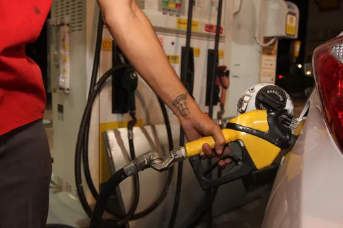 
          Imagem ilustrativa da imagem Preço da gasolina sobe R$ 0,31 após volta de impostos federais
          