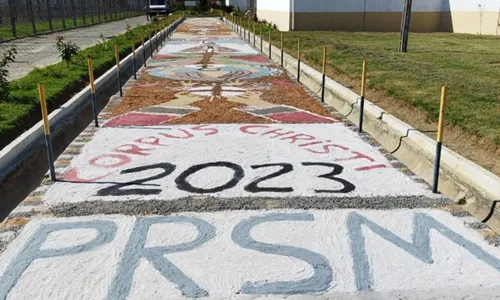 
          Imagem ilustrativa da imagem Presos do ES fazem tapetes para celebrar Corpus Christi
          