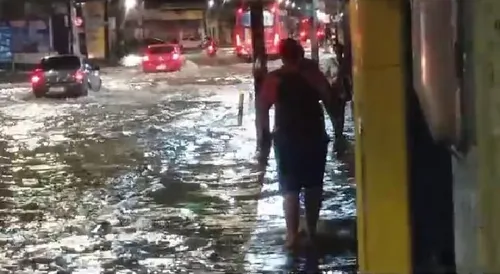 
          Imagem ilustrativa da imagem Previsão do tempo indica continuidade de chuvas fortes no Recife
          