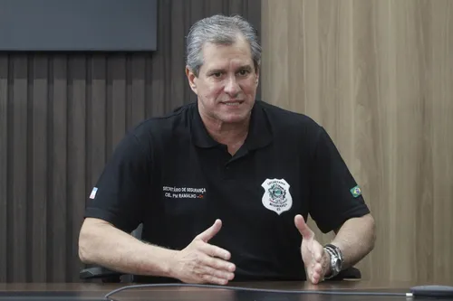 
          Imagem ilustrativa da imagem Quadrilhas usam até cenário de teatro para aplicar golpes
          