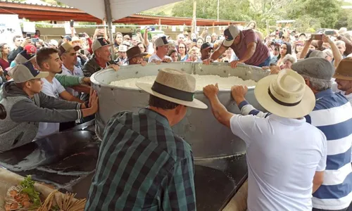 
          Imagem ilustrativa da imagem Queijo de 800 kg e shows no Caparaó
          