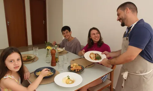 
          Imagem ilustrativa da imagem Quinze receitas de chefs para surpreender amigos e família
          