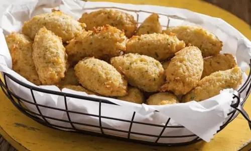 
          Imagem ilustrativa da imagem Quinze receitas de chefs para surpreender amigos e família
          