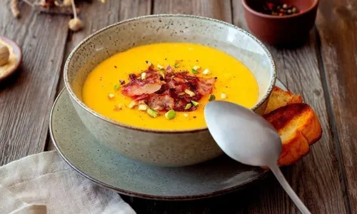 
          Imagem ilustrativa da imagem Quinze receitas de chefs para surpreender amigos e família
          