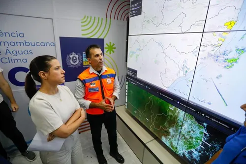 
          Imagem ilustrativa da imagem Raquel Lyra monitora situação das chuvas na sede da Apac
          
