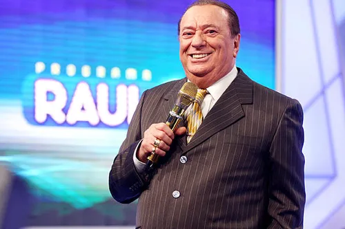 
          Imagem ilustrativa da imagem Raul Gil comemora alta de hospital: "Graças a Deus estou em casa"
          
