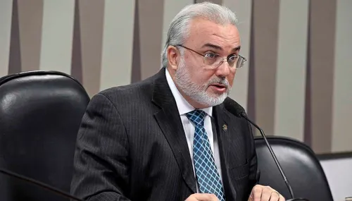 
          Imagem ilustrativa da imagem Reajuste da gasolina foi para evitar que Petrobras perca dinheiro, diz Prates
          