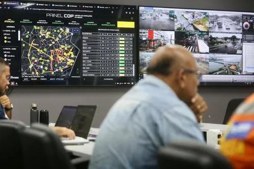 
          Imagem ilustrativa da imagem Recife em alerta por conta das chuvas
          